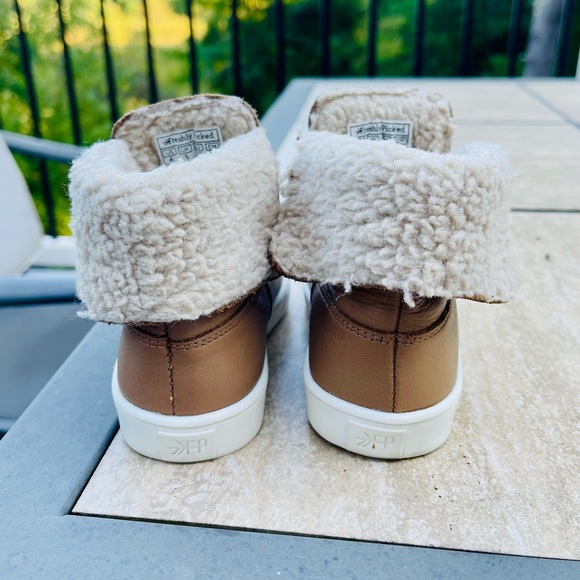 Freshly Picked Almond Sherpa Boots toddler size 6 in excellent condition unisex - Picture 6 of 12